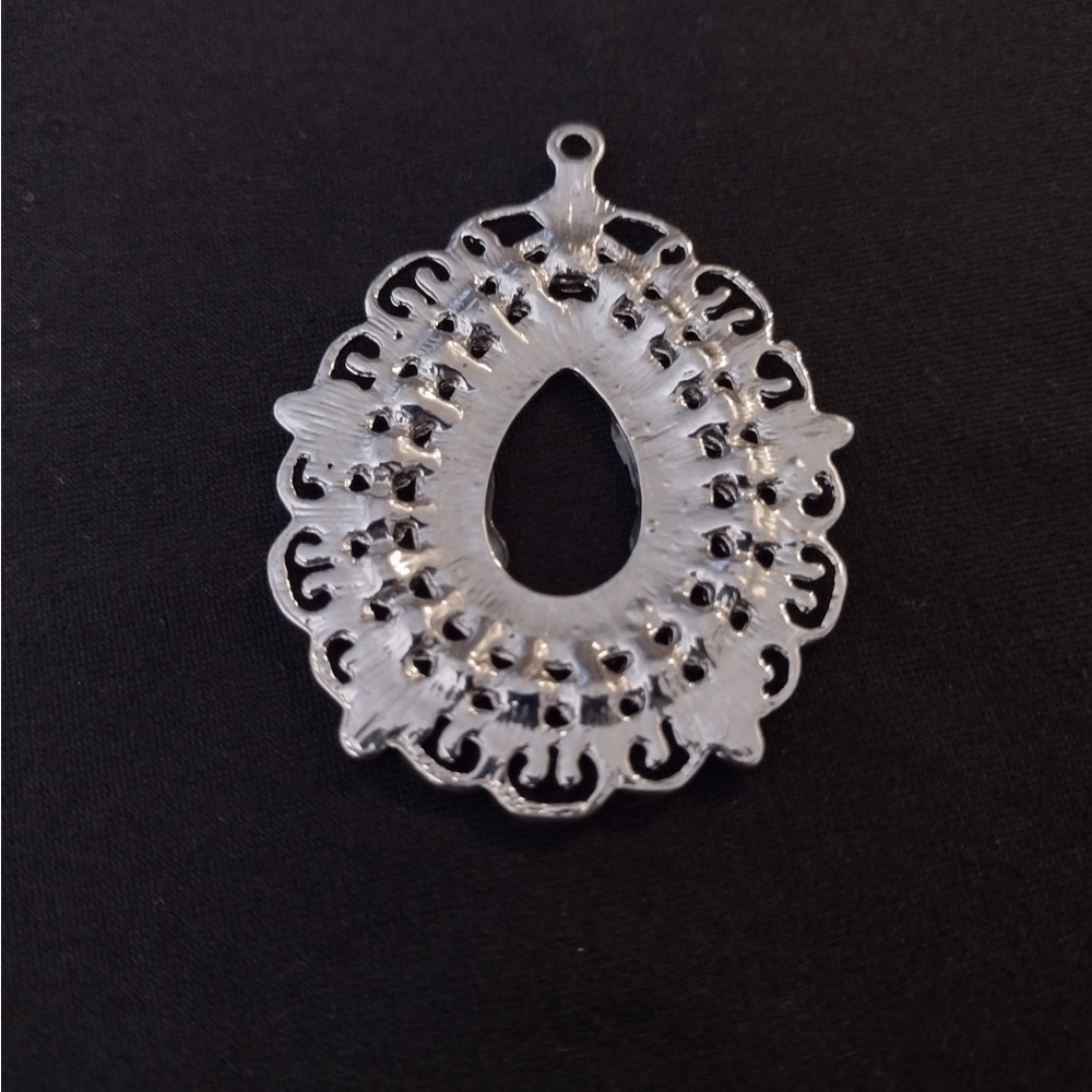 Beautiful Silvertone Pendant - Picture 6 of 6